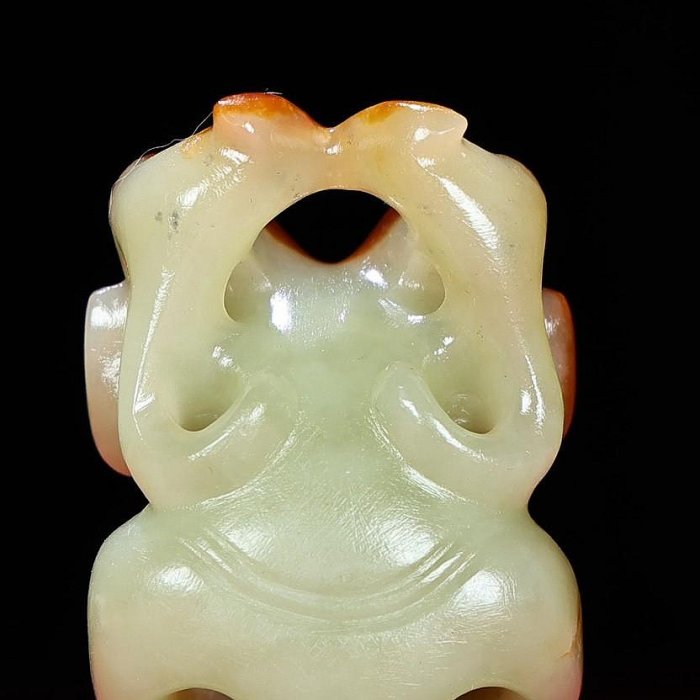 臻品舊藏， 紅山文化河磨玉太陽神把，包漿厚重，沁色入骨，工藝精湛