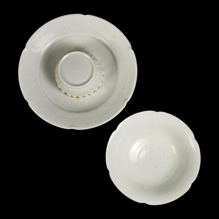 中国　宋　湖田窯　青白磁　盃　盃台 A QINGBAI STEM CUP SONG 3 3/8in. 8.4cm diam PROVENANCE The