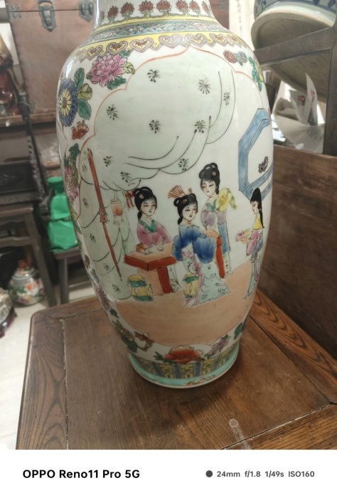 六十年代開窗粉彩大花瓶】景德鎮品，粉彩畫工一流，造型規整，釉面潤澤