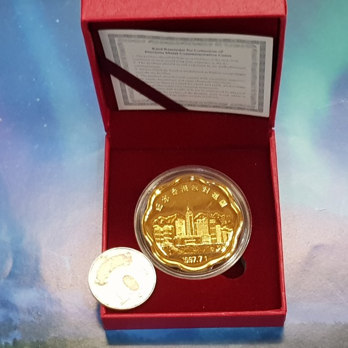1997年 香港回歸祖國紀念章 24K鍍金 記念硬貨 メダル 鑑定カード付き 罕見1997年香港回歸祖國紀念章- 24k鍍金, 興趣及遊戲, 收藏品及