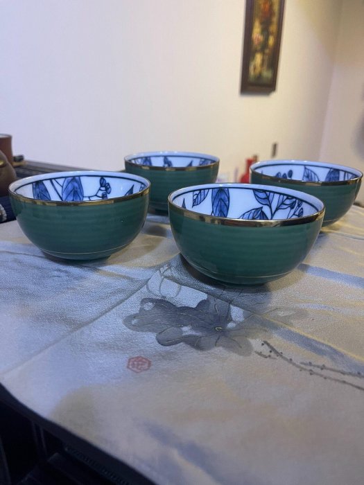 嚴選年代久遠的綠釉青花茶杯，無損保存備收藏家，金邊美工精湛尺寸cm4