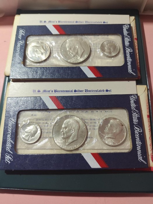 嚴選1976年美國200週年紀念銀幣，涵蓋艾森豪與肯尼迪肖像，搭配華盛頓及25分銅鈔設計，附原盒保存，適合收藏愛好者。