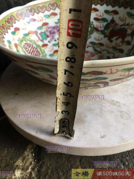 仿清代乾隆款粉彩龍鳳紋海碗直徑約20厘米品相完好盤身繪制龍鳳呈祥圖案