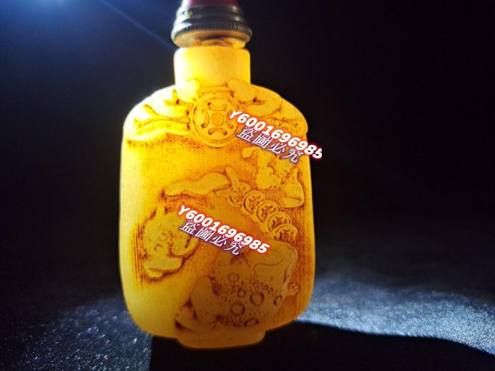 美品 鼻煙壺 和田玉 珍蔵品　新疆産ホータン玉（水墨色）鼻煙壺 和田玉鼻煙壺，玉質溫潤細膩，雕工精美。一面刻有詩文，一面雕圖紋
