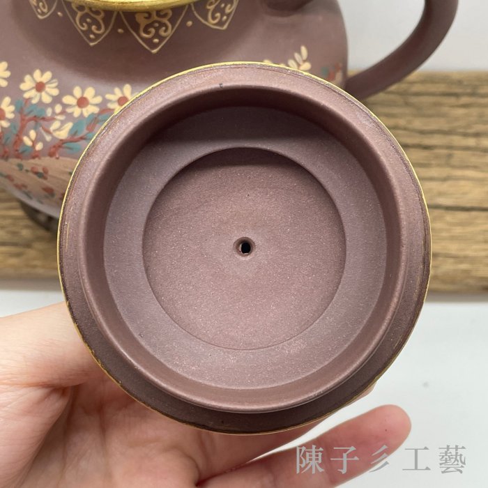 陳子彡】A165 [邵春元描金壺泥繪清代老紫砂單孔約680cc] 中國宜興紫砂