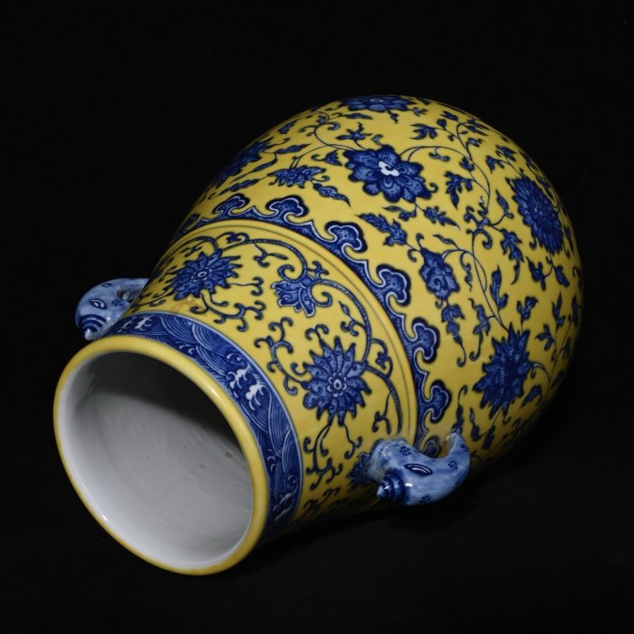 清乾隆年制黃釉青花纏枝花卉紋雙耳尊，高32×22厘米??70038781禦窯
