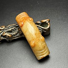 和田玉雕刻精美玉質溫潤細膩仿高古玉品類）器主體為玉豬龍，是新石器