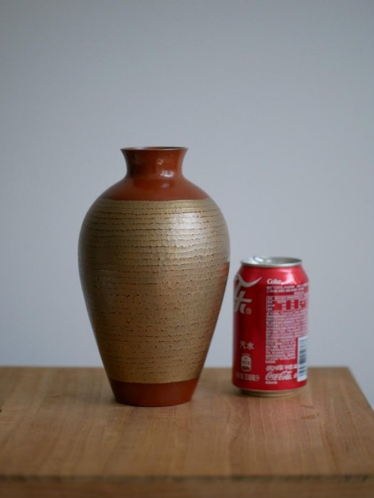日本玉川堂手工銅花瓶，紫銅敲製兩種金彩紋路，高22公分，1斤重，包漬