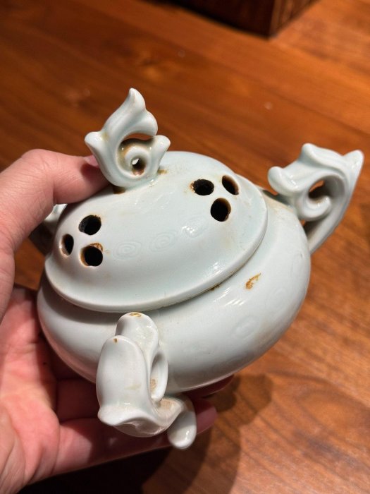 日本古美術青瓷香爐三足雙耳，鏤空雕花精美，溫潤釉色如玉，獨特器型配