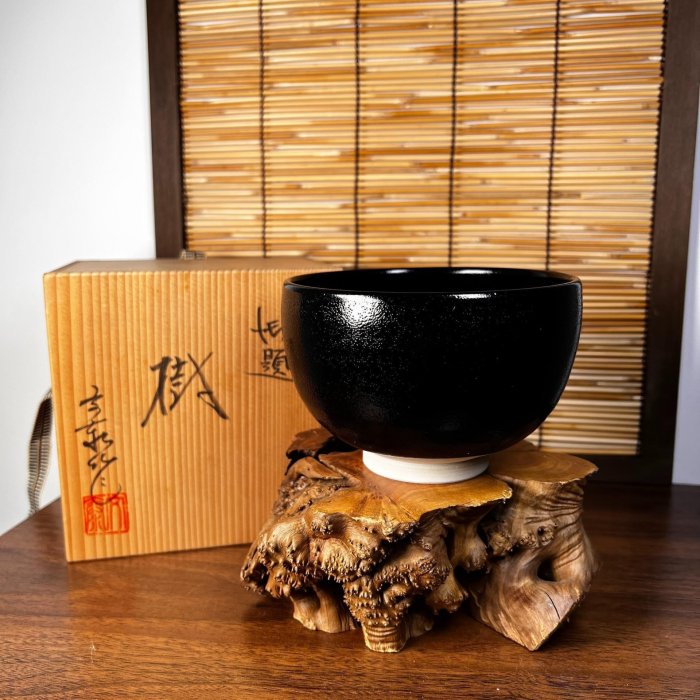嚴選日本回流杉浦文泰釉子黑抹茶碗，附原盒保存完好。口徑12cm，高8.2