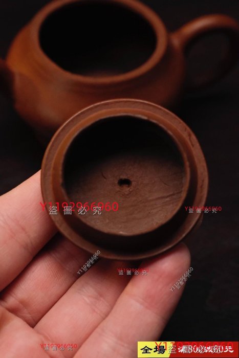 清乾隆戊松柏戌款朱泥翁形壺（附箱付） 此壺為清乾隆時期朱泥甕式壺