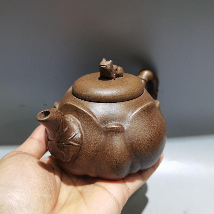 茶壺 品名：青蛙荷葉壺底款：陳鳴遠8562 尺寸：17/9cm..容量：400cc泥料