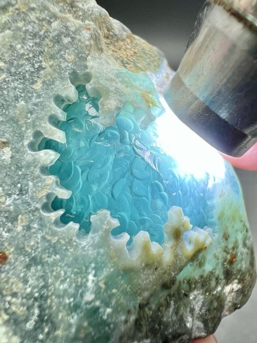 天然翡翠，604-01。83克。37*42*23毫米高冰翡翠原石，冰潤起膠，種好色