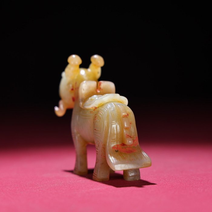 臻品旧藏，和田玉瑞兽，包浆厚重，沁色入骨，工艺精湛，犀利民藏绝佳