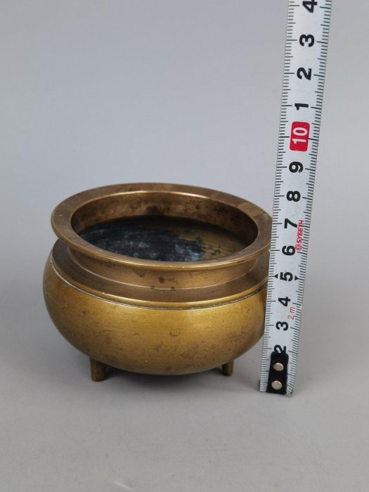 古銅三足香爐白玉摘 青銅器 古董 藝術品 香爐 香道具 嚴選古韻三足銅香爐，實拍展示，重153克，二手佛具推薦收藏，品相佳