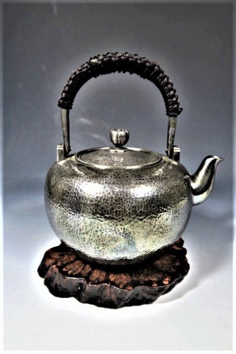 木易楊古董文物】近代日本岡野利光造湯沸型銀壺.底部落款純銀品相精美