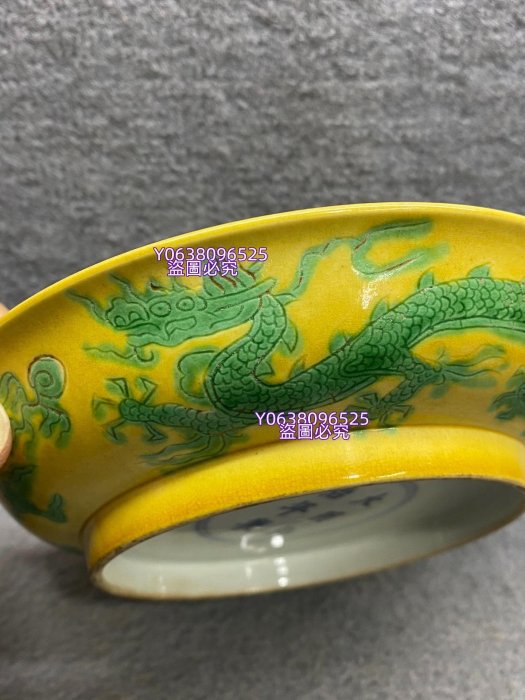 大明弘治年制款黃地綠彩龍紋盤此造型經典，品相如圖。釉面勻凈，彩色