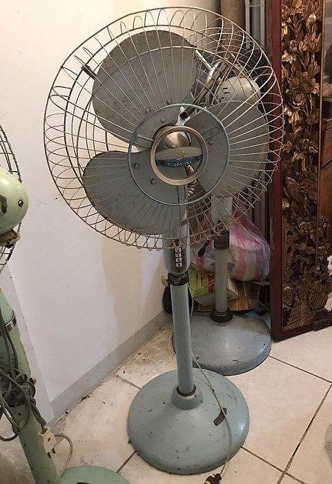 台灣    第二代     順風牌    風速: 按鈕式        老立扇 老 電風扇 老 電扇 早期電風扇 早期電扇     可調角度    2節