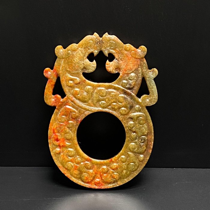 漢代玉璧出廓璧漢代蟠虺紋雙龍出廓壁，和闐玉料，玉質溫潤，雕工老道