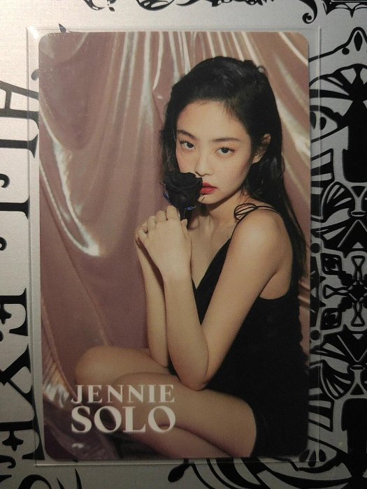 嚴選Jennie Solo AM特典雙面卡包，限量珍藏正版保證黑Pink風潮小巧便攜