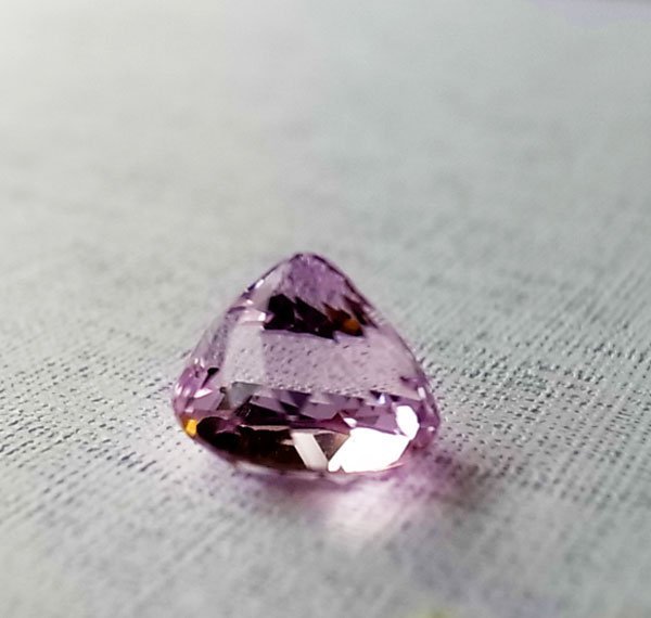 天然寶石的一種 ☆采鑫天然寶石☆**心的綻放** 珠寶級紫鋰輝(孔賽石Kunzite)~濃彩放光
