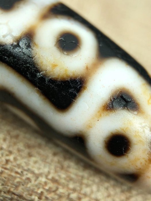 瑪瑙　銀線　白毫天珠　4-91 嚴選罕見藏傳純手工朱砂天珠，37.1mm大Diameter 純正瑪瑙對孔天珠九眼