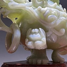 岫玉雕卷草紋龍鈕龍耳銜環三足香爐全品帶原配木托整塊玉料打磨掏制雕刻