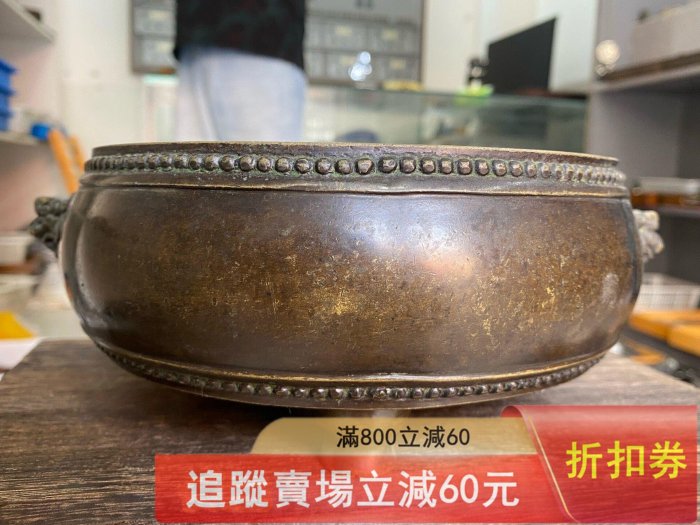 銅香爐，獅耳鼓釘三足爐，品相完好，漿自然。爐身鼓式，兩側獅耳精工