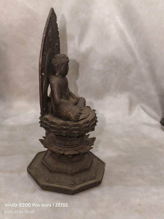 日本中古阿彌陀如來坐姿佛像，唐銅製手工精湛，可細緻比對同款，