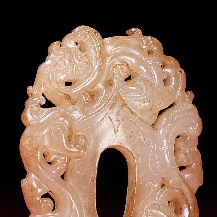 臻品旧藏，汉代和田白玉生坑螭龙鸡心佩，挂饰包浆厚重，沁色入骨，工艺