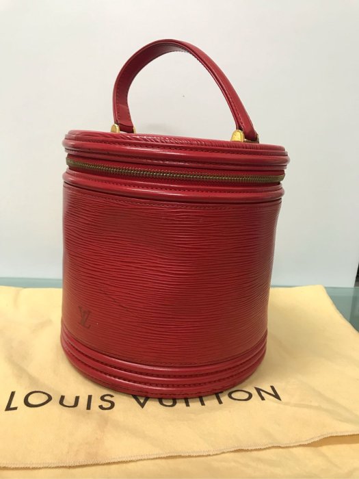 183❤️ LV 真品 正品 硬殼 化妝箱 珠寶 飾品盒 紅色EPI 水波紋 圓桶 圓筒包 麂皮內裡 附鎖頭(無鑰匙) 古董 復古 收藏款 裸包價【凱莉呆】