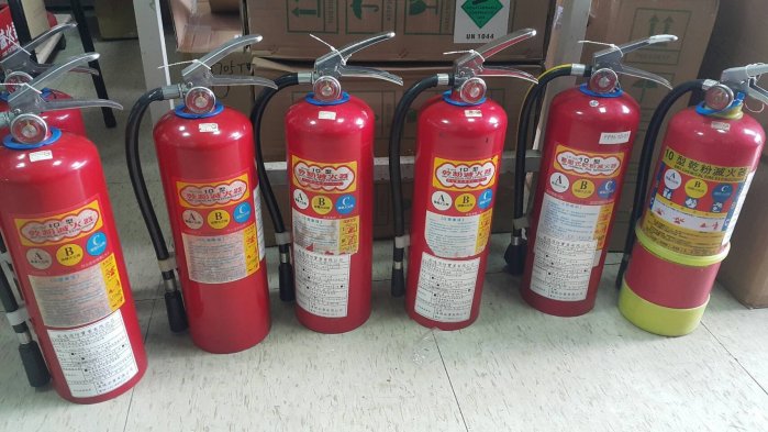 工廠直營 (整新品)10型乾粉滅火器二手滅火器 附貼紙.掛鉤消防署認証 已檢測.灌氣.換藥