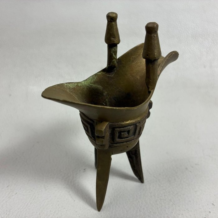 藏舊尋寶屋】老中國銅雕三足鼎酒杯爵杯禮儀用酒器高腳杯擺飾收藏(一元