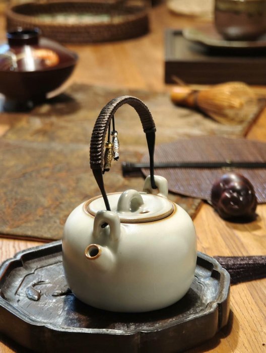 宋汝窯月牙白釉提梁壺   急須  工芸品 美術品 置物 汝窯古道源提梁壺黃釉色全新品實物圖拍攝容量約220ml 蟬翼紋開片自然