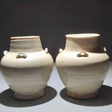 北宋景德鎮湖田窯四系如意紋蓋罐，高度14釐米、肚徑12釐米。釉水瑩潤如