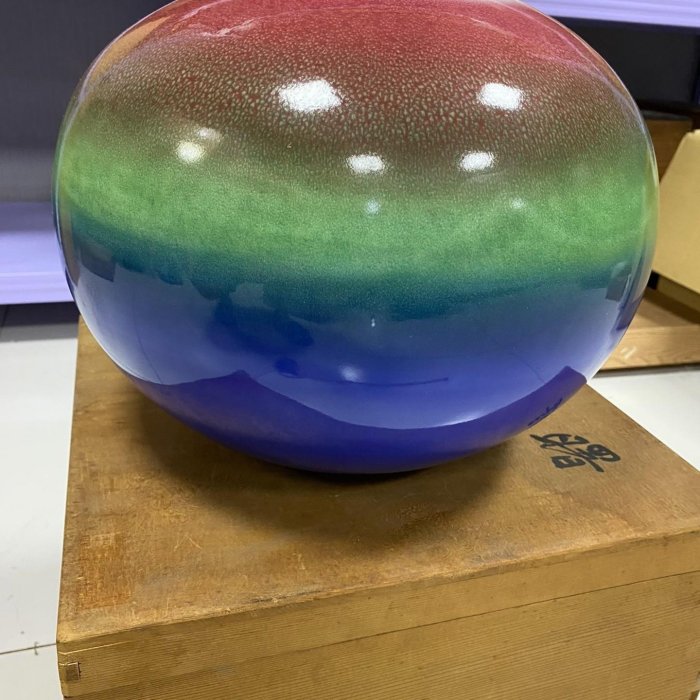 日本辰砂釉花瓶，窯變壺，前田泰昭作，超大個，整體運用物種顏色層層遞