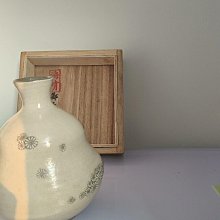 嚴選高麗青瓷名家鄭正默海晴作粉青菊紋花瓶，手制珍品，高13.5cm、肚徑