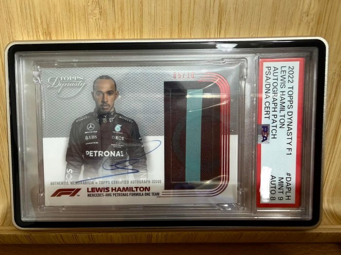 Dynasty 皇朝 F1 現役法拉利 年度積分第二 Lewis Hamilton 7座世界冠軍 稀有雙色賽車服Patch 親筆簽名卡 卡面簽！PSA鑑定9分！