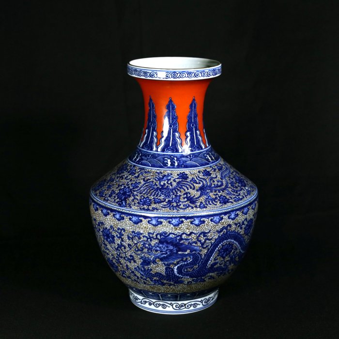 大清乾隆年製　青花龍壺 A superb and rare large blue and white 'deer' vase Seal mark