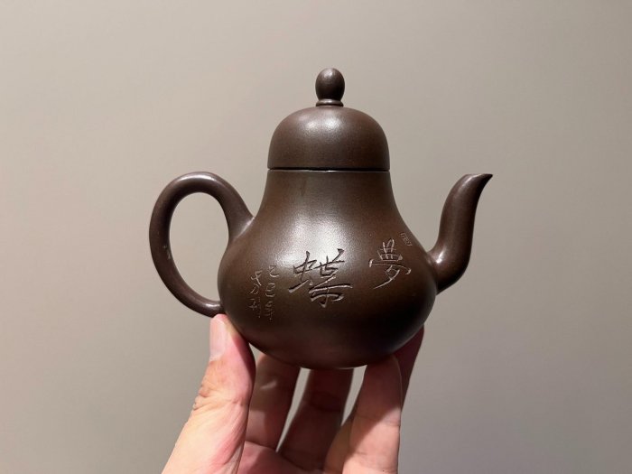 嚴選宜興紫砂壺，李雲工藝美術師力作，原礦粗砂思婷泥，雙面藝術刻劃巧