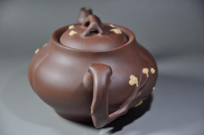 六七十年代董玉鳳作矮梅報春紫砂壺，長21厘米，高9厘米，全美品，蓋款