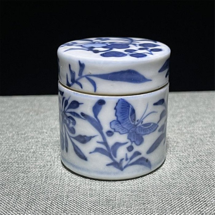 B625】青白釉 刻花 蓋盒 共箱付 印泥盒 盒子 合子 蓋物 小物 B625】青白釉 刻花 蓋盒 共箱付 印泥盒 盒子 合子 蓋物 小物
