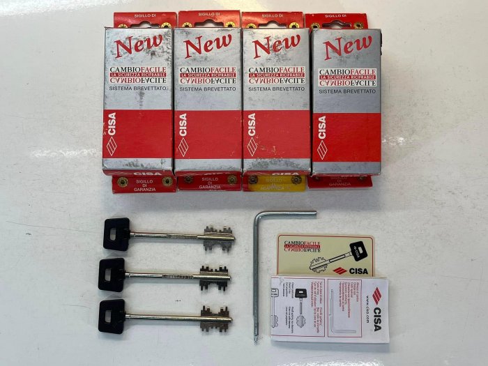 省錢二手拍賣─CISA 頂級多段式安全防暴鎖，變換鑰匙組，原廠鎖匙包配件，一組售價1500元。  之前多買的，放一段時間沒用到，故便宜出售給需要的人。