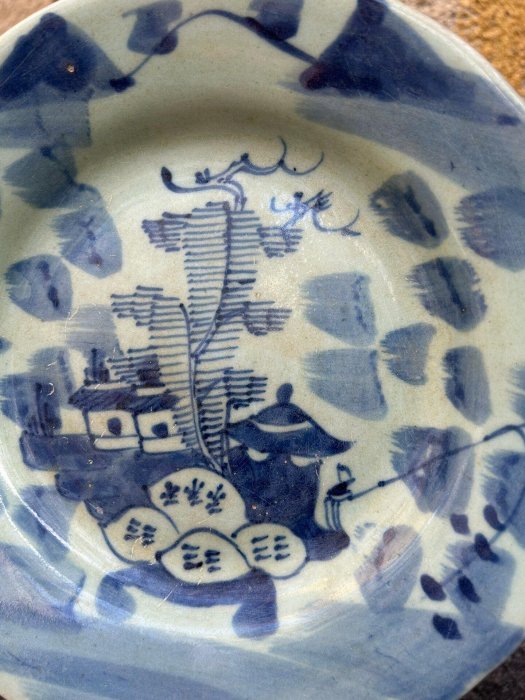 清代豆青釉青花山水人物盤，直徑22公分，工藝精湛青花亮麗，釉質溫潤如