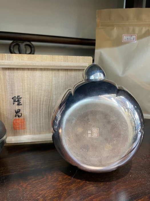 臻藏坊》日本鐵壺銀壺專賣金工師隆昌作阿古陀型鏤空把三環摘純銀