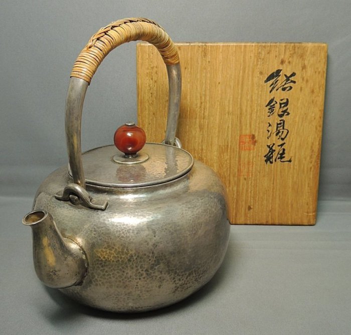 古銀瓶名金工【四世藏六造】平丸式搥目紋純銀湯瓶/銀茶壺箱附(詢價品