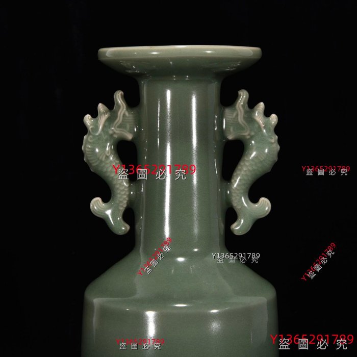 宋龍泉窯梅子青釉乾陵題詩文雙魚盤口瓶，高26厘米，直徑10厘米. 舊藏