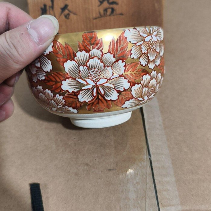 九谷明山作茶碗嚴選，白底紅金牡丹紋，內壁書法題字，胎質細膩釉色溫潤