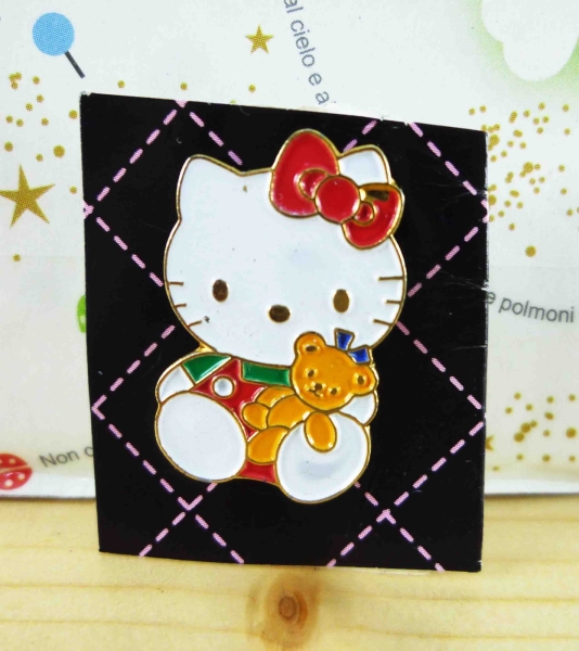 【震撼精品百貨】Hello Kitty 凱蒂貓~KITTY造型徽章-抱熊
