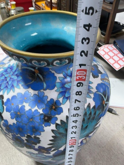 景泰藍藍色花卉大花瓶，高30公分，口徑10公分，底徑同寬，手工銅胎掐絲